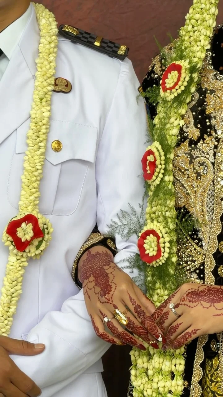 Detail melati dan busana pernikahan adat Jawa